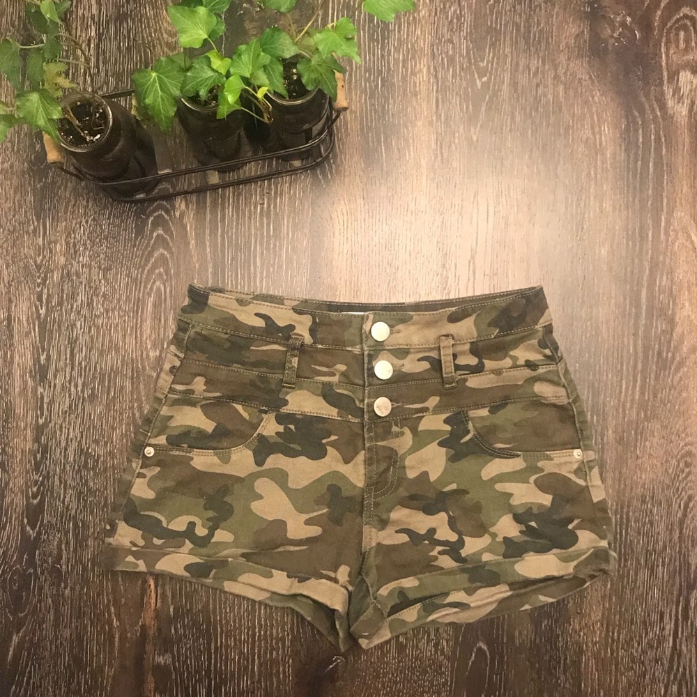 HIGH WAISTED CAMO SHORTS